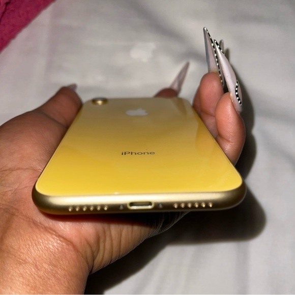 IPHONE XR - Picture 3 of 3